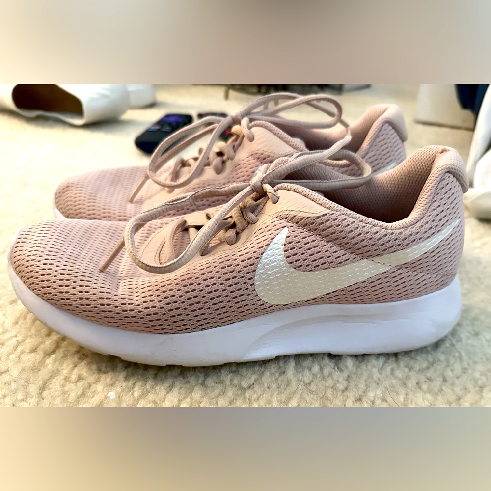 Women’s Nike Tanjun Sneakers - Sz 7.5 - Pink/White